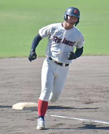 〈れいめい―出水工より〉１回表れいめい１死二塁、谷口が中越え本塁打を放ち三塁を回る＝平和リース