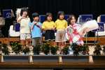園児から花束やメダルを受け取り笑顔の一山麻緒選手（右）＝２３日、出水市文化町