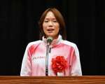 市民栄誉賞を贈られ、あいさつする一山麻緒選手＝２３日、出水市文化町