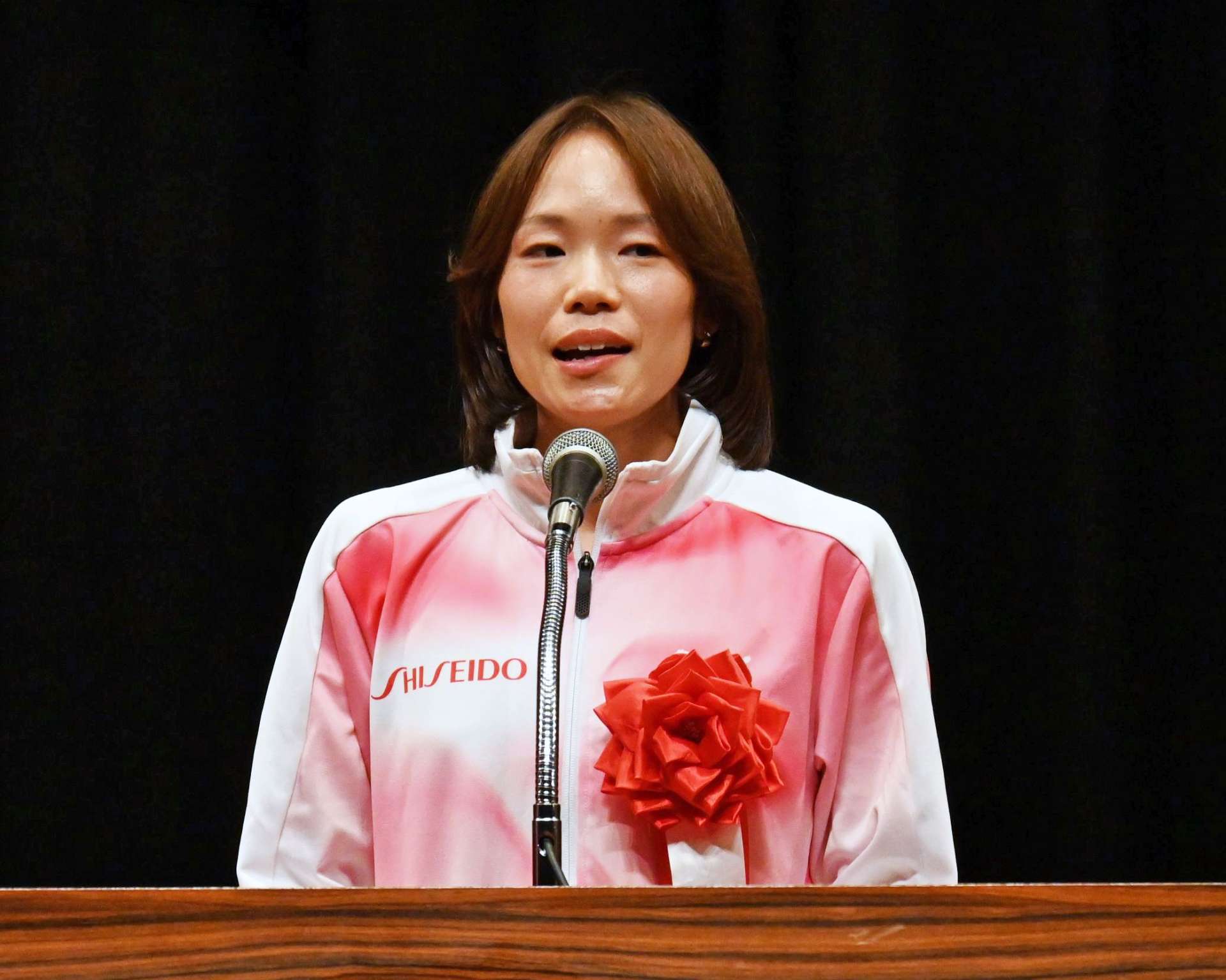 市民栄誉賞を贈られ、あいさつする一山麻緒選手＝２３日、出水市文化町