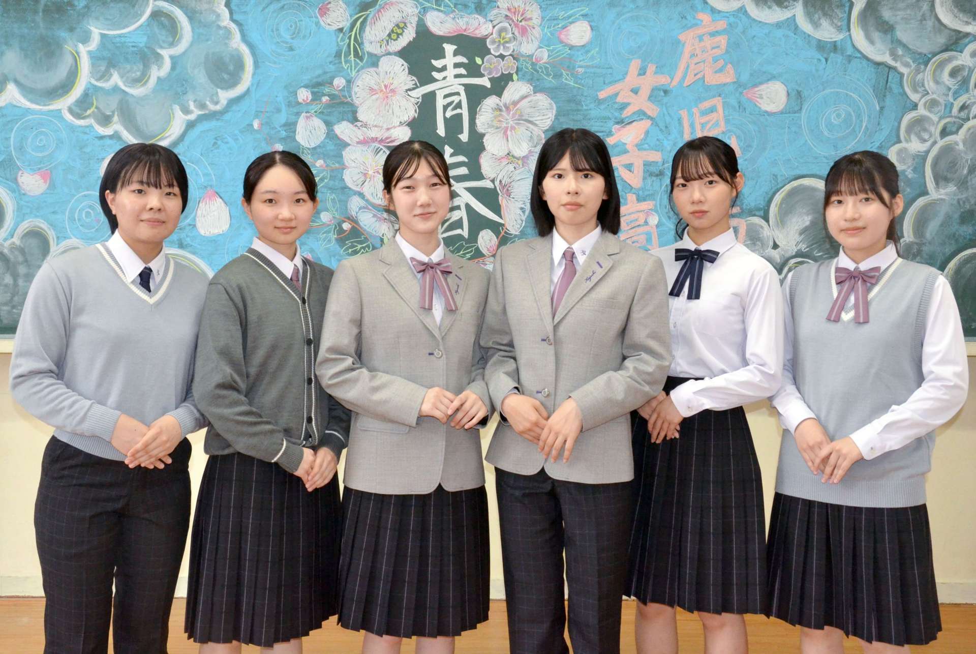 在校生の意見を取り入れたデザインに仕上がった新制服＝２３日、鹿児島市の鹿児島女子高校