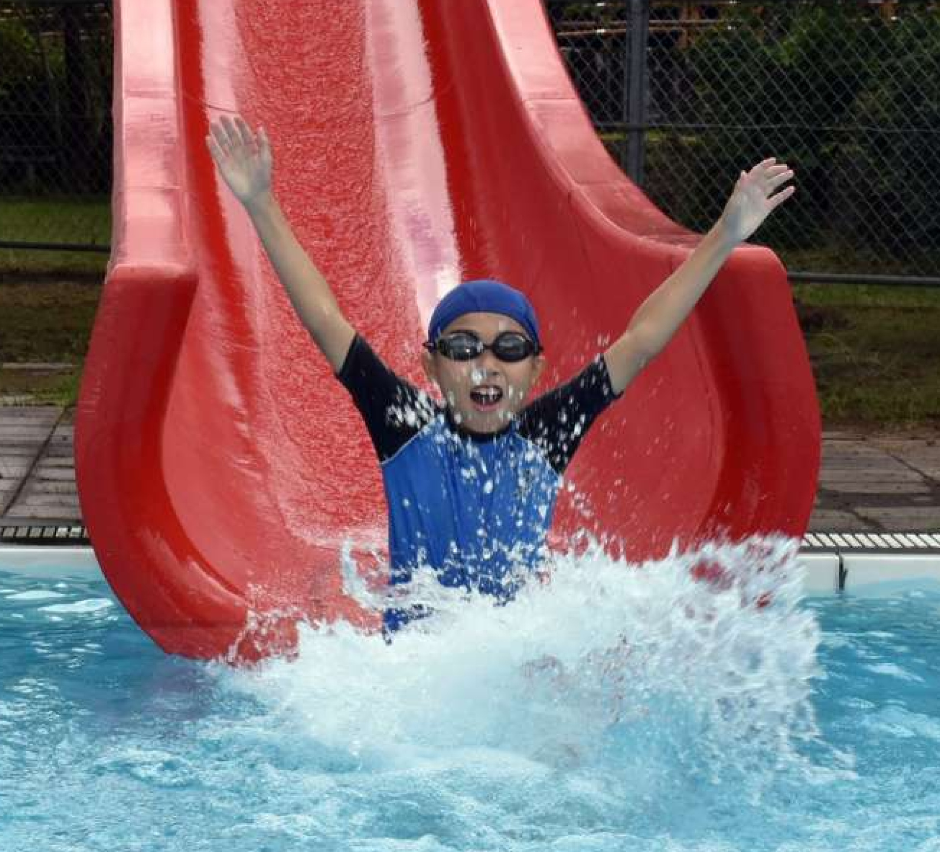 プール開きでウオータースライダーを満喫する子ども＝湧水町の竹中池公園プール