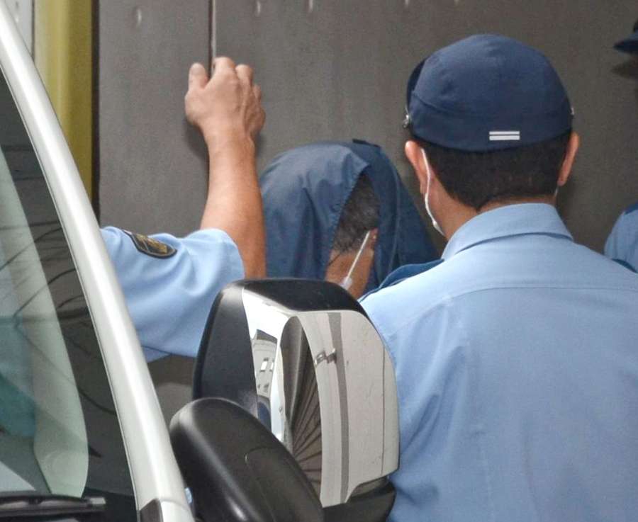 〈関連〉鹿児島地検に送検される元鹿児島市議の容疑者＝２４日午後１時４０分、鹿児島中央署