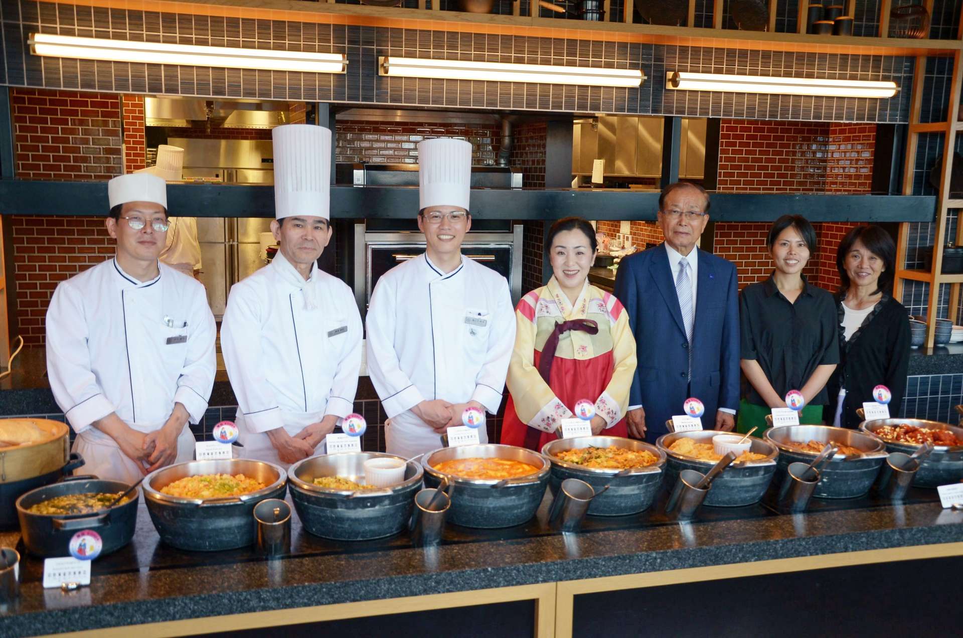ポッサムやチヂミなど県産食材を使った韓国料理が並ぶレストラン＝２４日、鹿児島市のシェラトン鹿児島