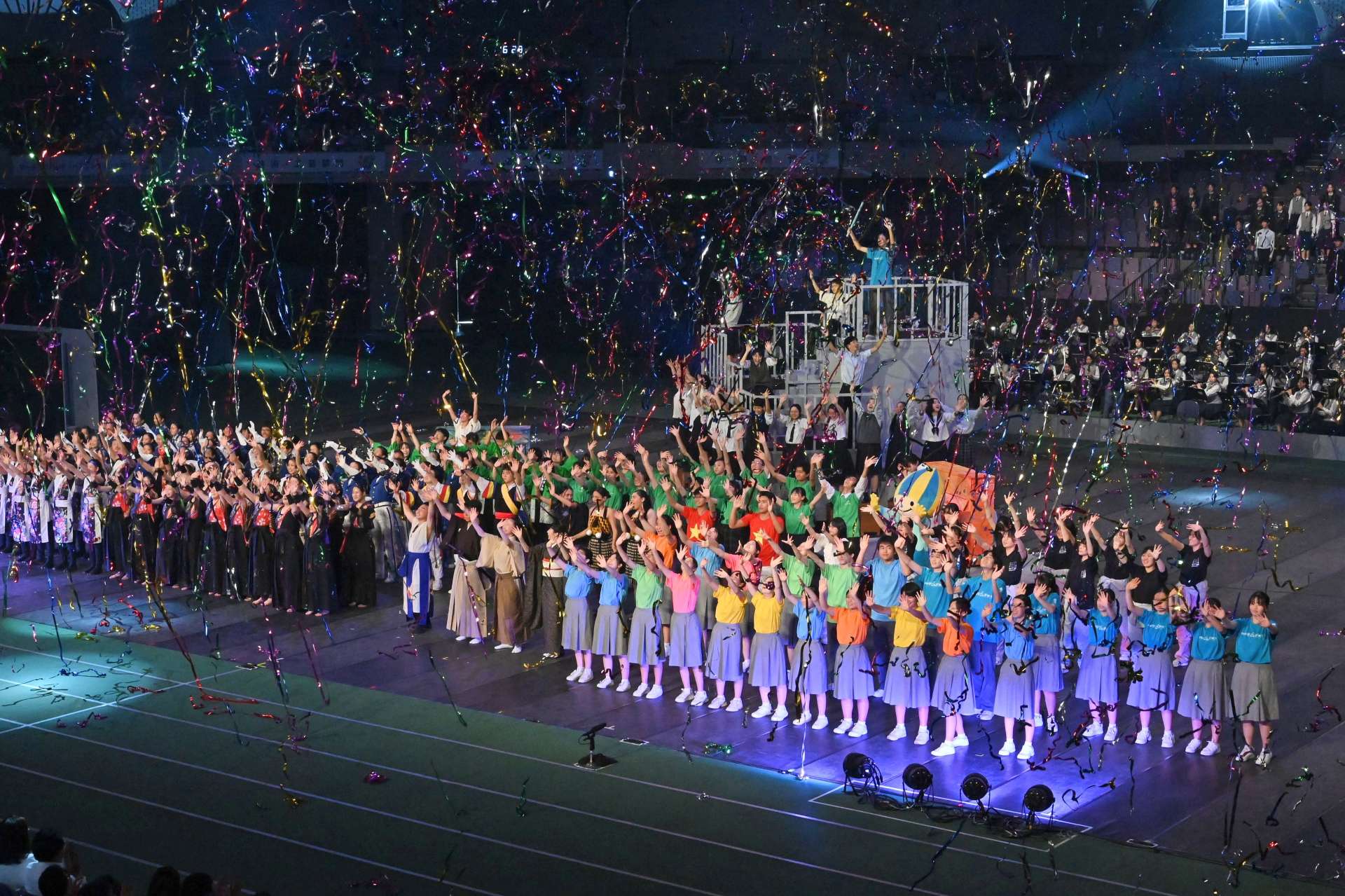 〈資料写真〉２０２３年７月、鹿児島で開催された全国高校総合文化祭の総合開会式で観客に手を振る高校生＝鹿児島市の西原商会アリーナ