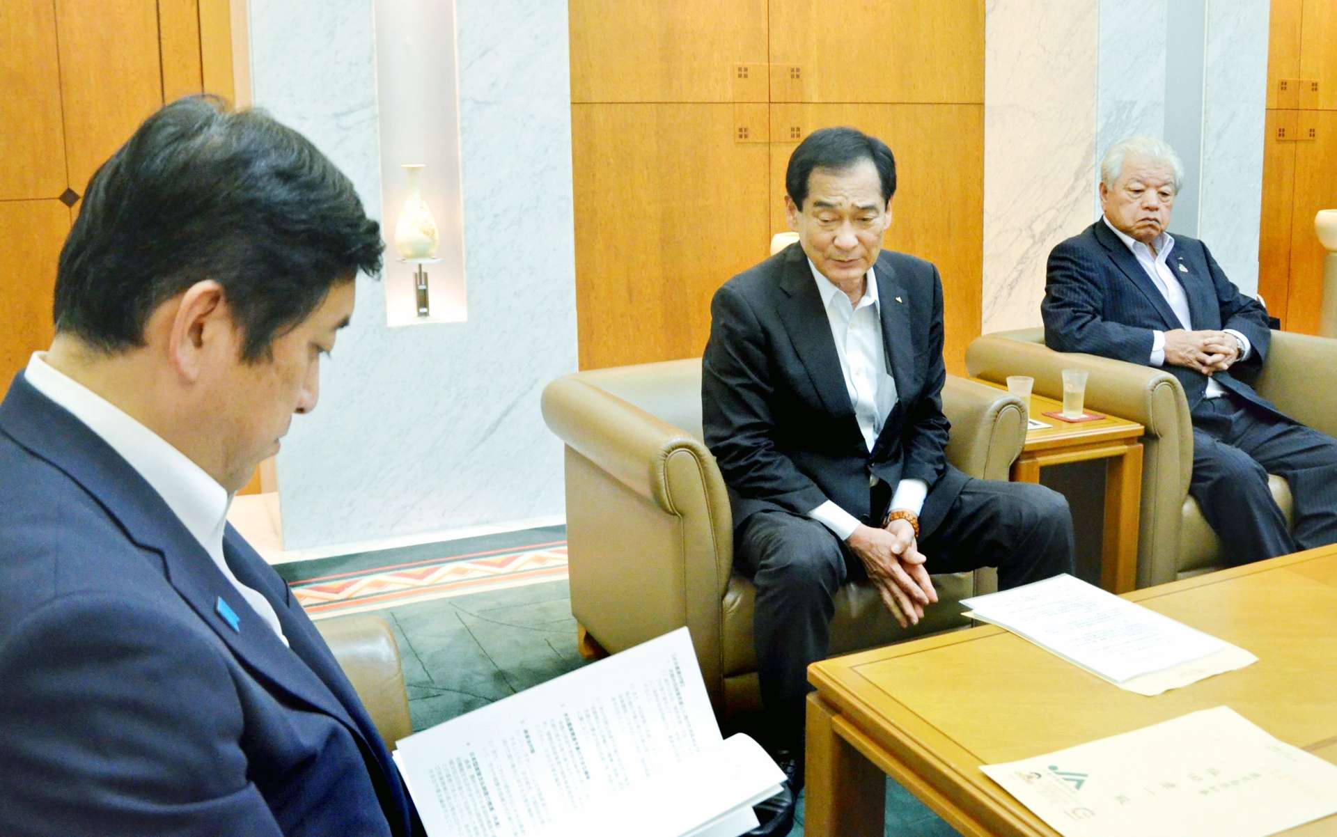 農畜産物対策の要請書を提出したＪＡ県中央会の山野徹会長（中央）＝２５日、県庁