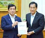 農畜産物対策の要請書を提出したＪＡ県中央会の山野徹会長（右）＝２５日、県庁