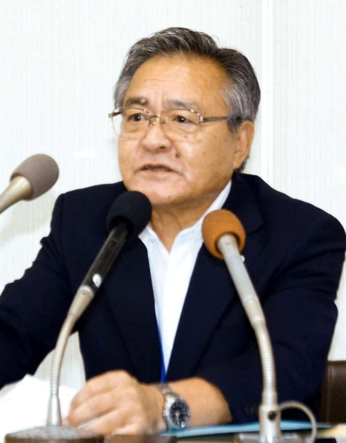 給付金について説明する久保源一郎村長＝２５日、鹿児島市の十島村役場