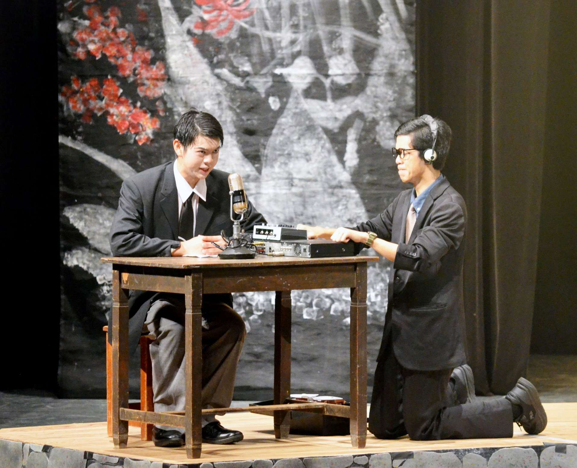 奄美の日本復帰を描いた創作劇を上演する伊集院高校の演劇部員＝２６日、香川県高松市のサンポートホール高松
