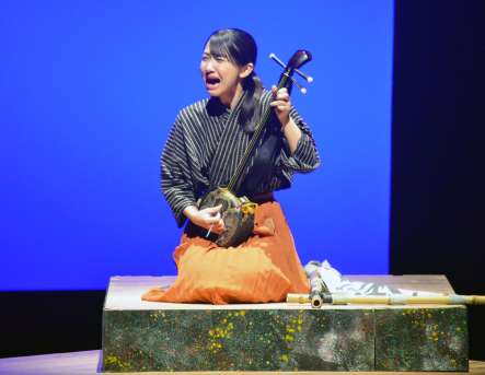 創作劇で三線を披露する伊集院高校の演劇部員＝２６日、香川県高松市のサンポートホール高松