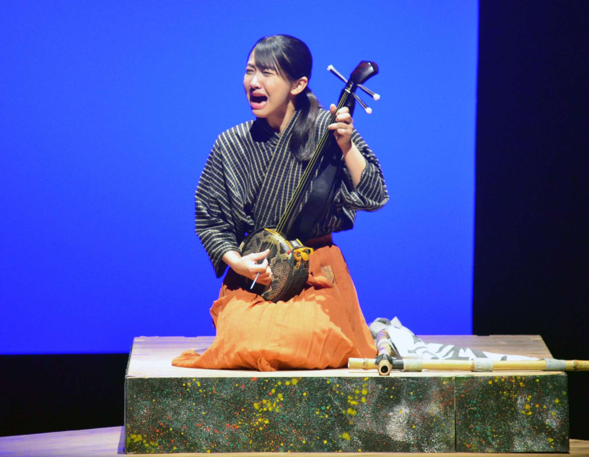 創作劇で三線を披露する伊集院高校の演劇部員＝２６日、香川県高松市のサンポートホール高松