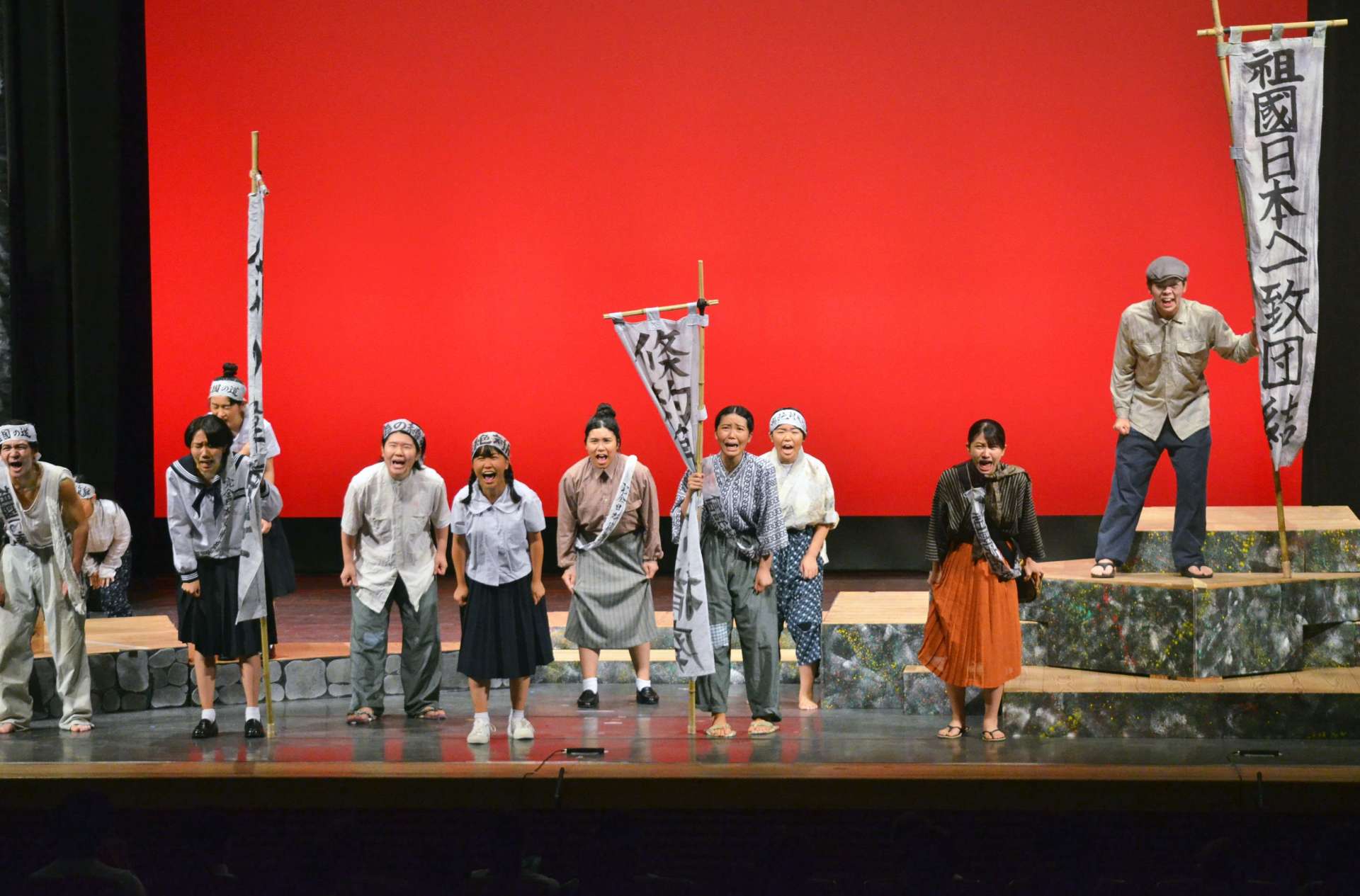 奄美の日本復帰を描いた創作劇を上演する伊集院高校の演劇部員＝２６日、香川県高松市のサンポートホール高松