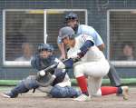 ５回裏れいめい１死一、三塁、宮下遼がスクイズを決める＝平和リース