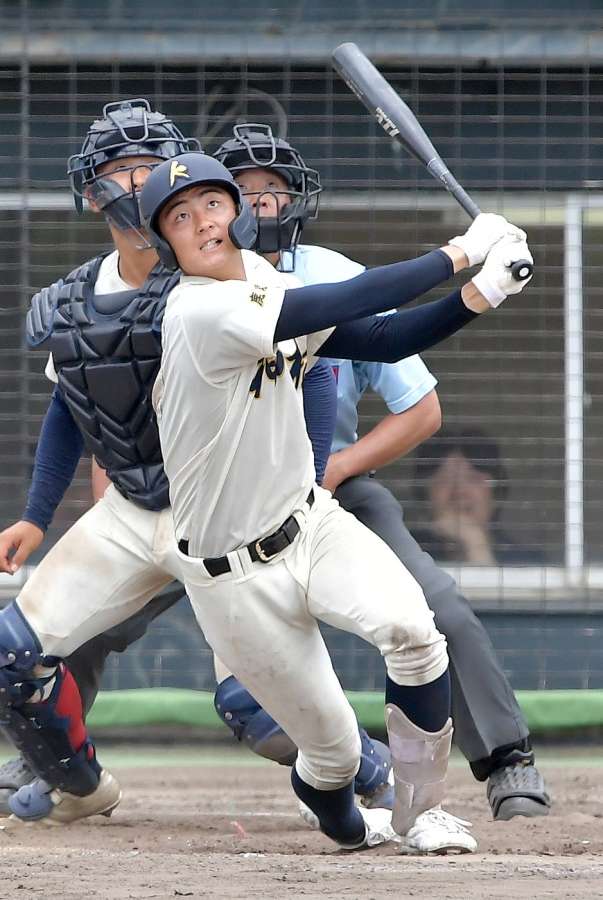 ７回、適時二塁打を放つ神村の今岡＝平和リース