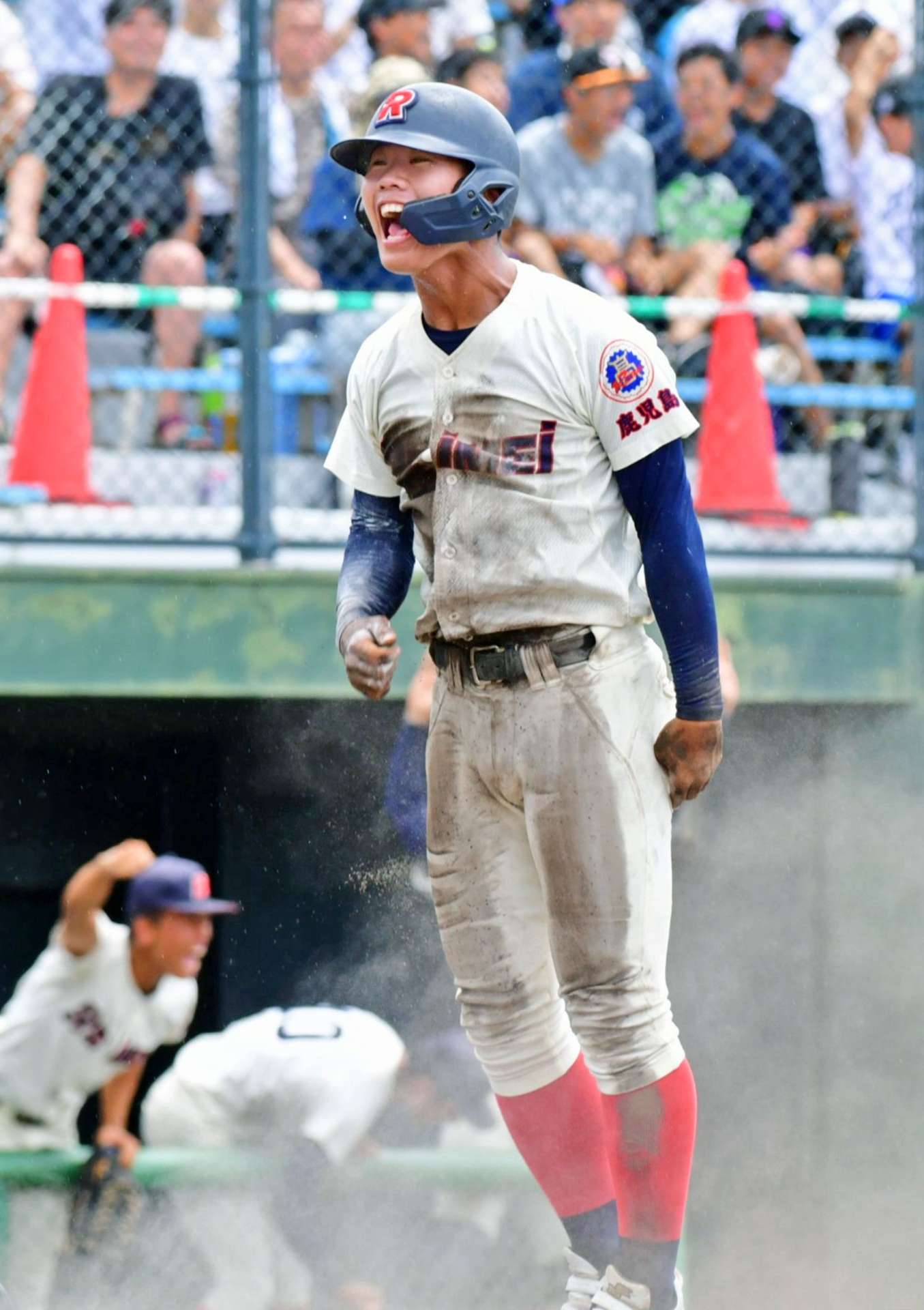 ６回裏れいめい１死一、二塁、矢野の内野ゴロが敵失を誘い二走谷口が生還＝平和リース