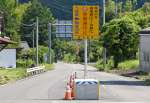 全車通行止めを案内する標識＝２２日、出水市高尾野