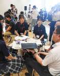 地元企業をＰＲする動画について話し合う高校生ら＝鹿屋市大手町