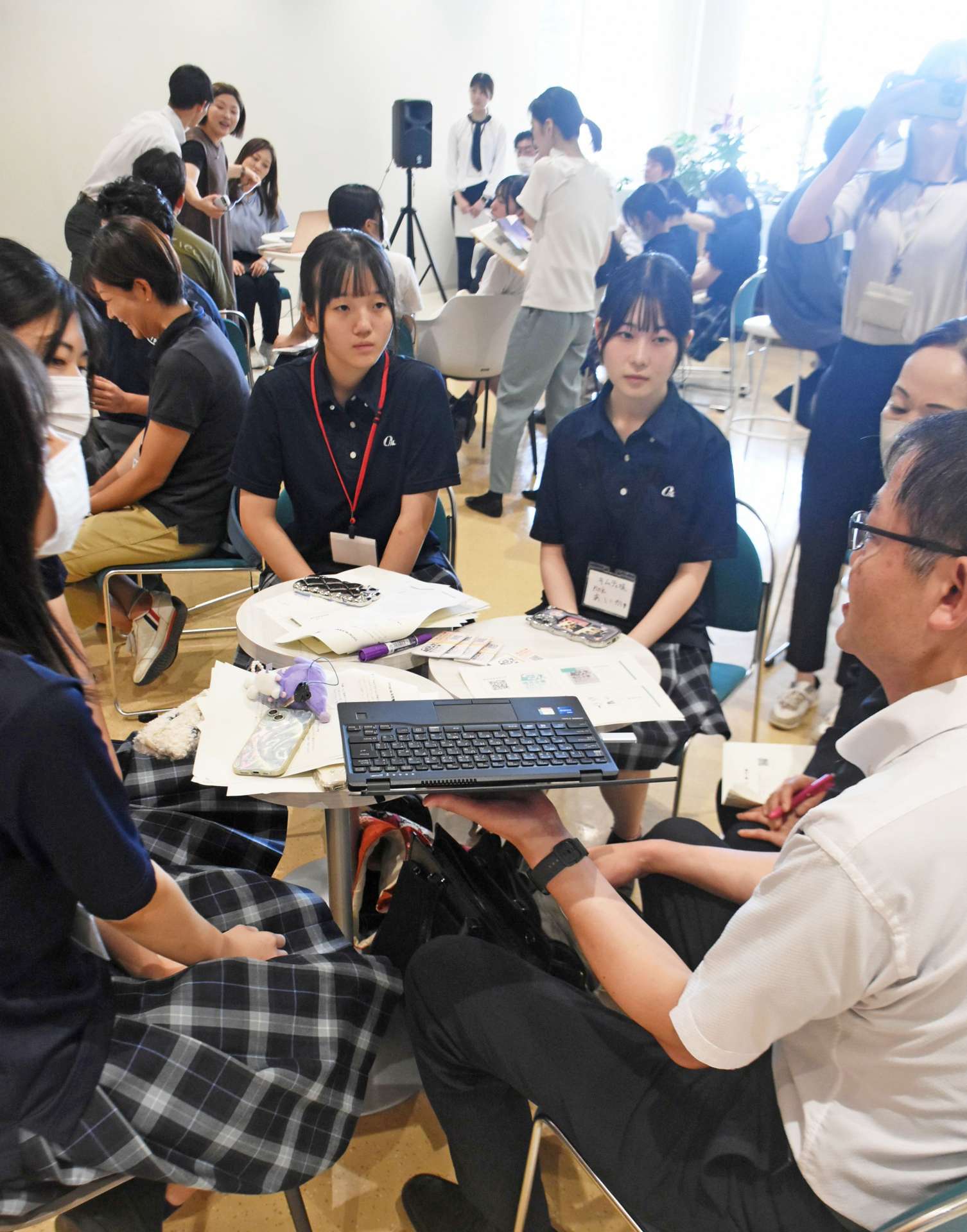 地元企業をＰＲする動画について話し合う高校生ら＝鹿屋市大手町