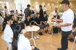 地元企業をＰＲする動画について話し合う高校生ら＝鹿屋市大手町
