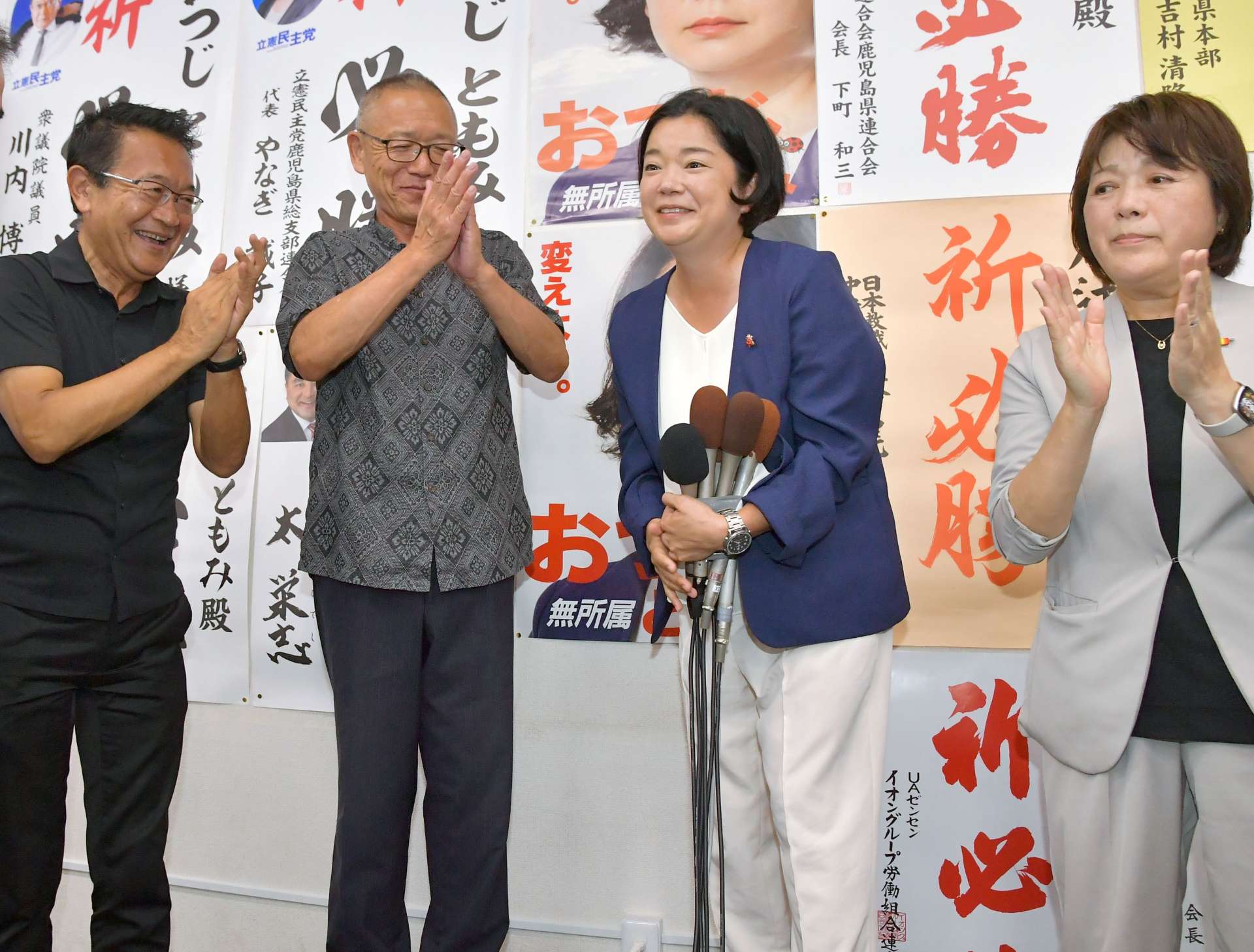 支援者らの拍手に笑顔を見せる尾辻朋実氏（左から３人目）＝２０日、鹿児島市加治屋町