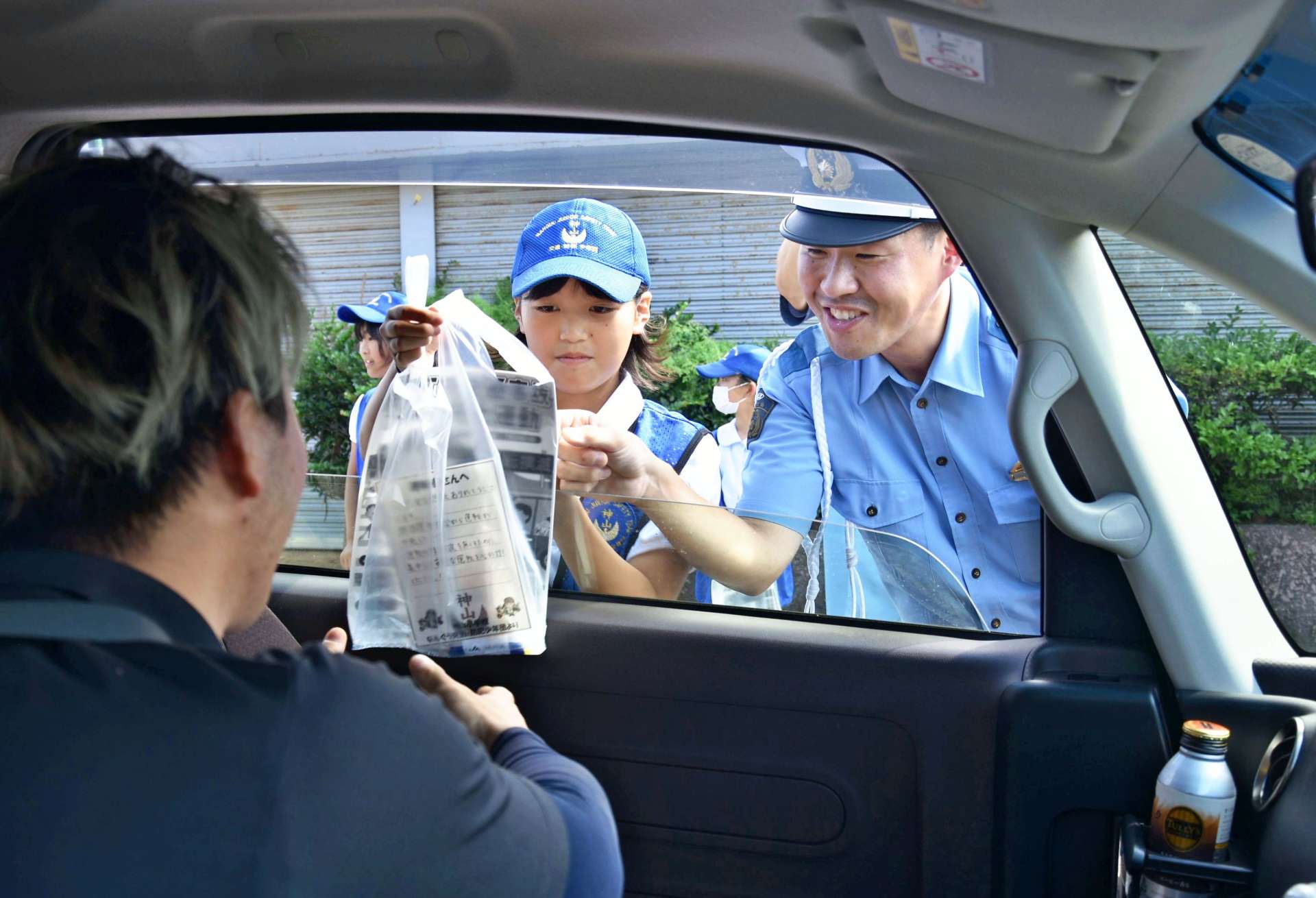 ドライバーに安全運転を呼びかける神山小学校の児童＝南大隅町根占川北
