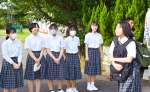 登校する生徒（右）にあいさつする生徒たち＝いちき串木野市の串木野西中学校