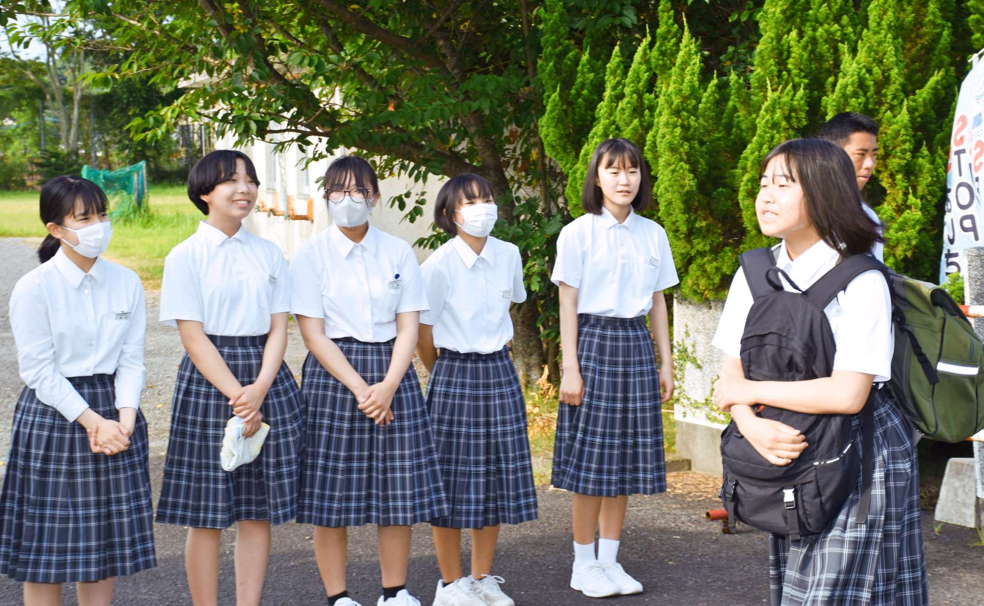 登校する生徒（右）にあいさつする生徒たち＝いちき串木野市の串木野西中学校