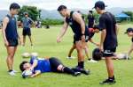 コベルコ神戸スティーラーズのメンバーから指導を受ける高校生＝さつま町田原
