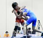 男子団体１回戦６５キロ級、投げ技を狙う樟南の横路（左）＝雲南市三刀屋文化体育館アスパル