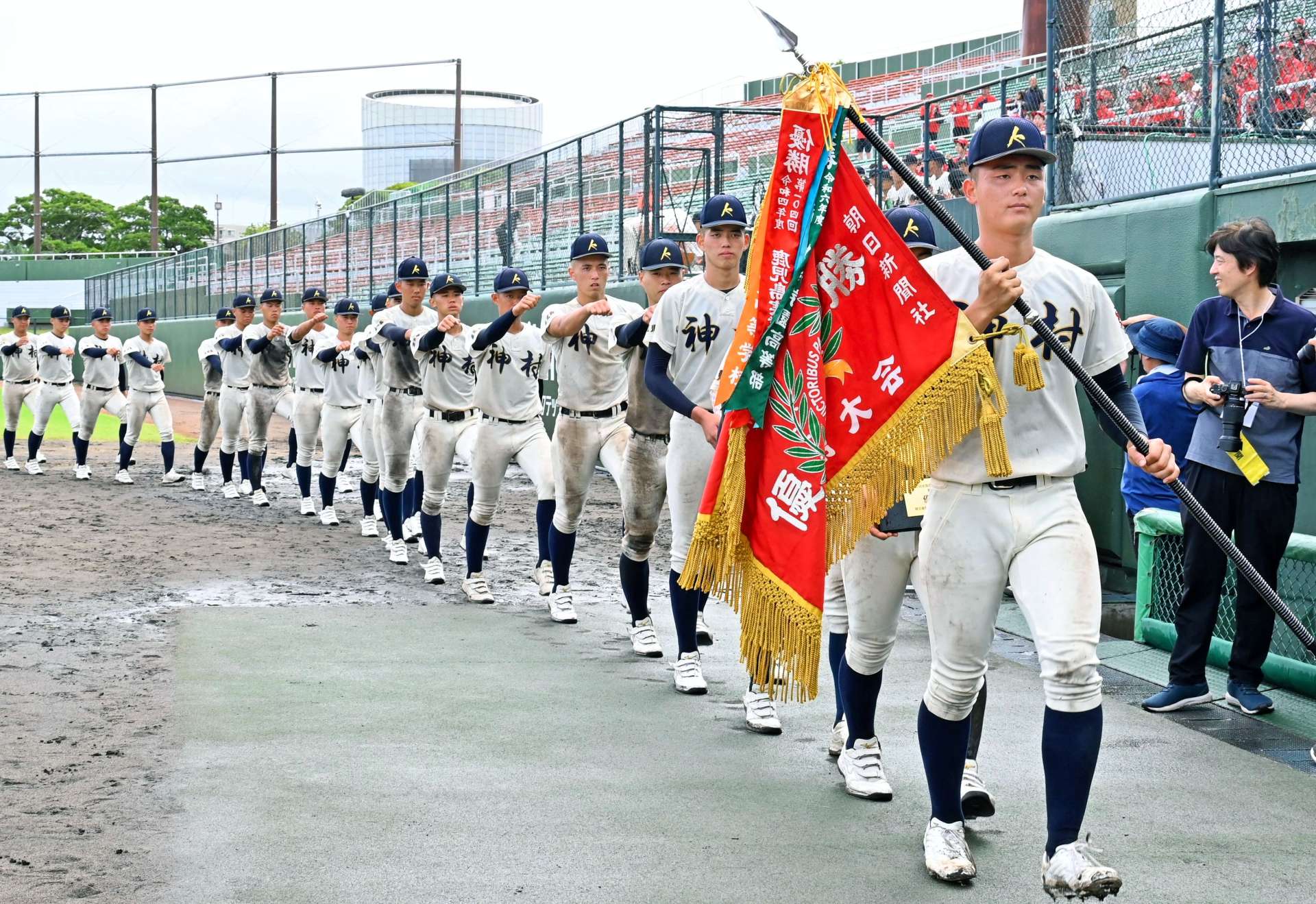 ３年連続の優勝を決めた神村ナイン＝平和リース