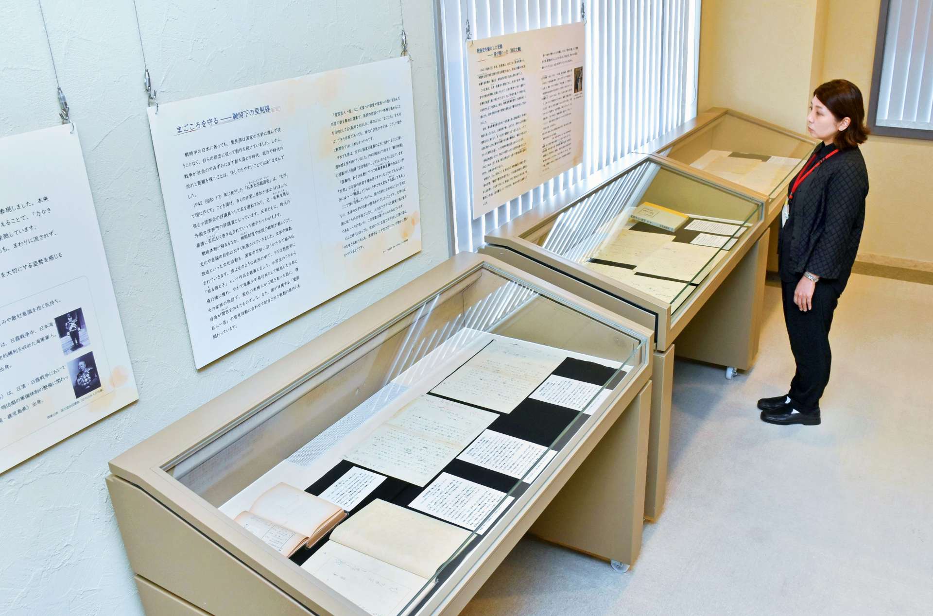 里見弴と戦争との関わりに迫る展示＝薩摩川内市の川内まごころ文学館