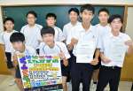 測量士試験に合格した（前列右から）原田大樹さん、大崎裕樹さんと、九州大会で好成績を収めたｅスポーツ同好会の生徒ら＝姶良市の加治木工業高校