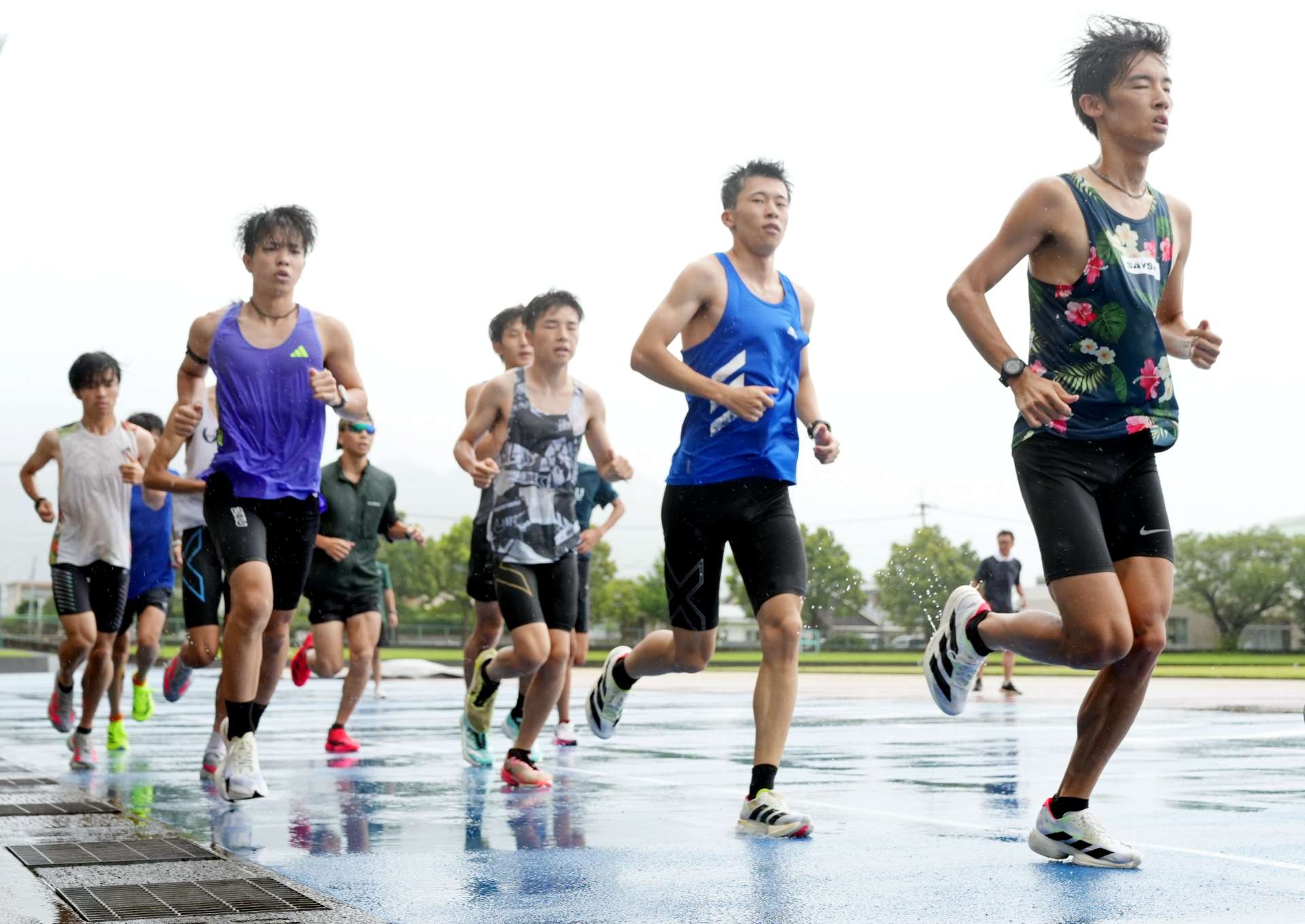 強化合宿でインターバル走をする肝属チームの選手ら＝２６日、鹿屋市の鹿屋運動公園