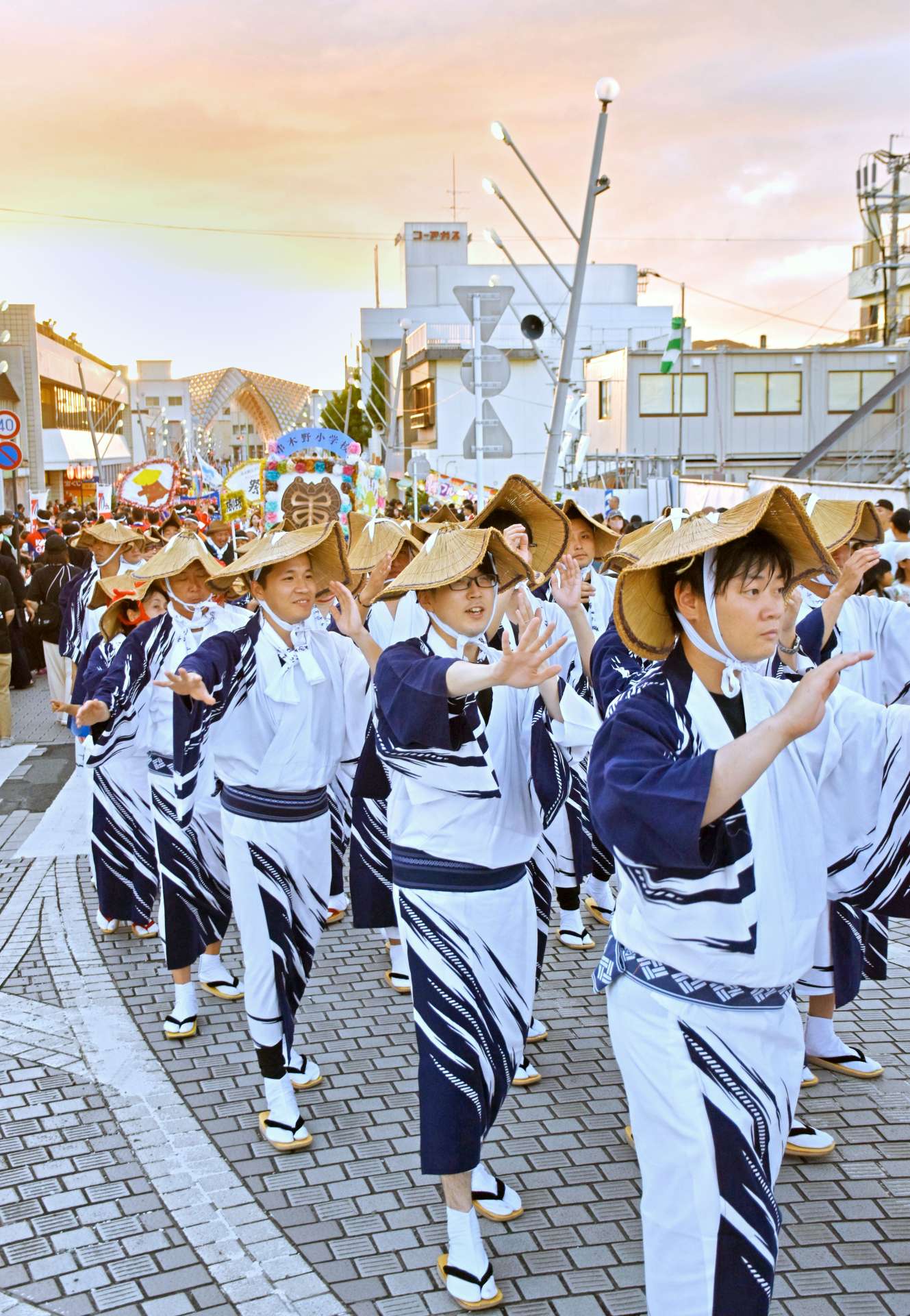 しなやかな踊りを披露する踊り連＝いちき串木野市旭町