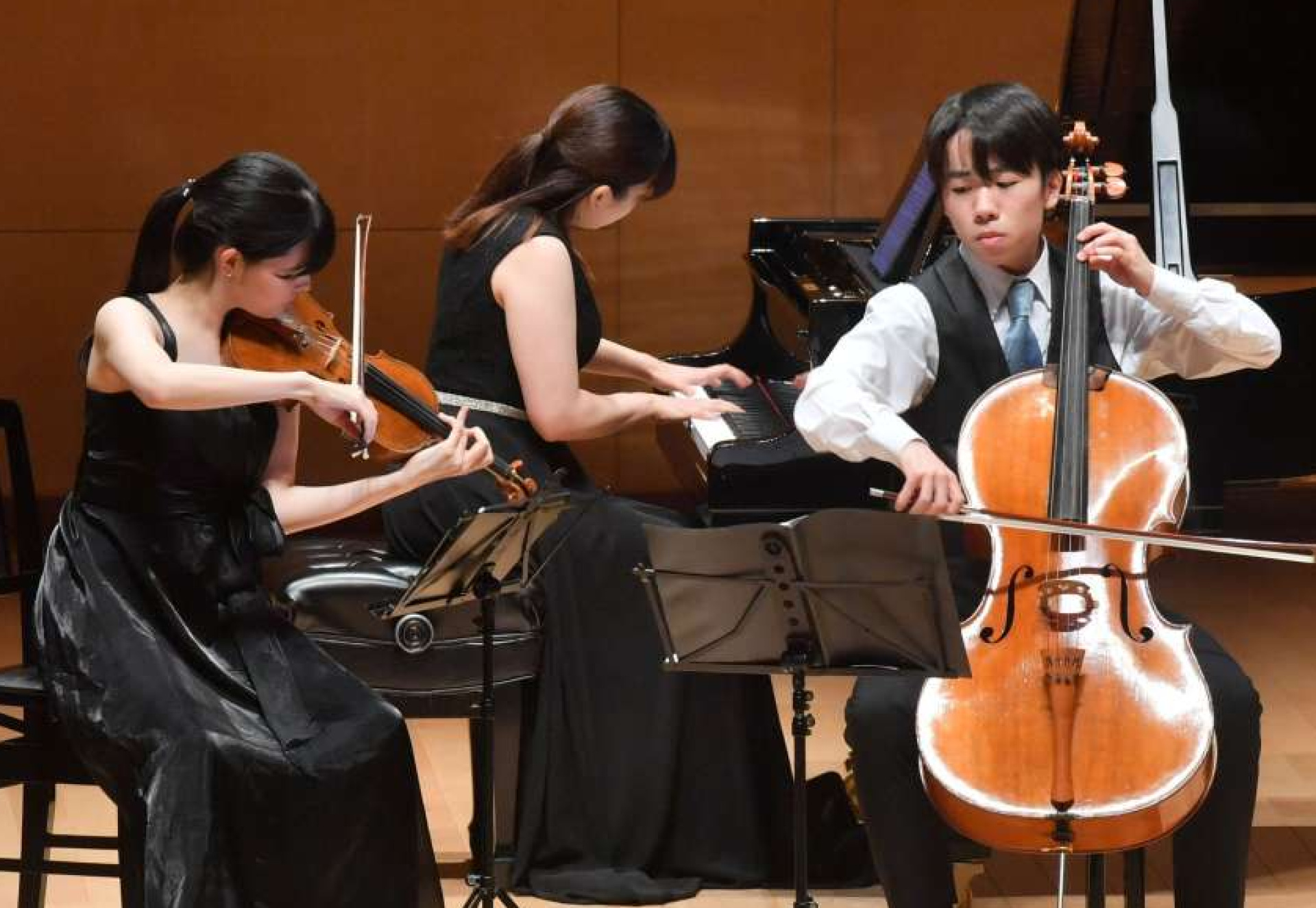 〈数々の賞を受賞していた〉霧島国際音楽祭で演奏する山本栞路さん（右）＝２０２１年８月、霧島市のみやまコンセール
