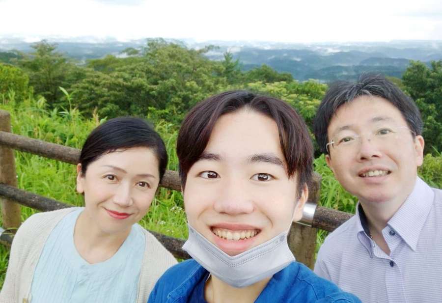 ２０２１年の霧島国際音楽祭の際、霧島を巡った山本さん家族。栞路さん（中央）は花や虫の音など自然あふれる霧島を気に入っていた（家族提供）