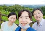 ２０２１年の霧島国際音楽祭の際、霧島を巡った山本さん家族。栞路さん（中央）は花や虫の音など自然あふれる霧島を気に入っていた（家族提供）