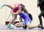 レスリング女子個人戦６８キロ級準々決勝、果敢な攻めで投げ技を狙う樟南・宮田（右）＝雲南市三刀屋文化体育館アスパル