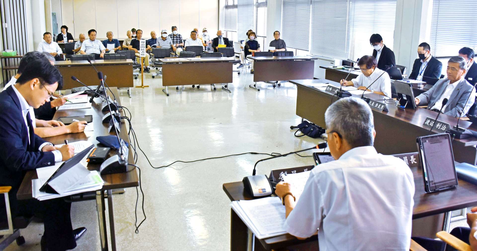 市民が傍聴する中、開かれた第３回政治倫理審査会＝２８日、曽於市議会