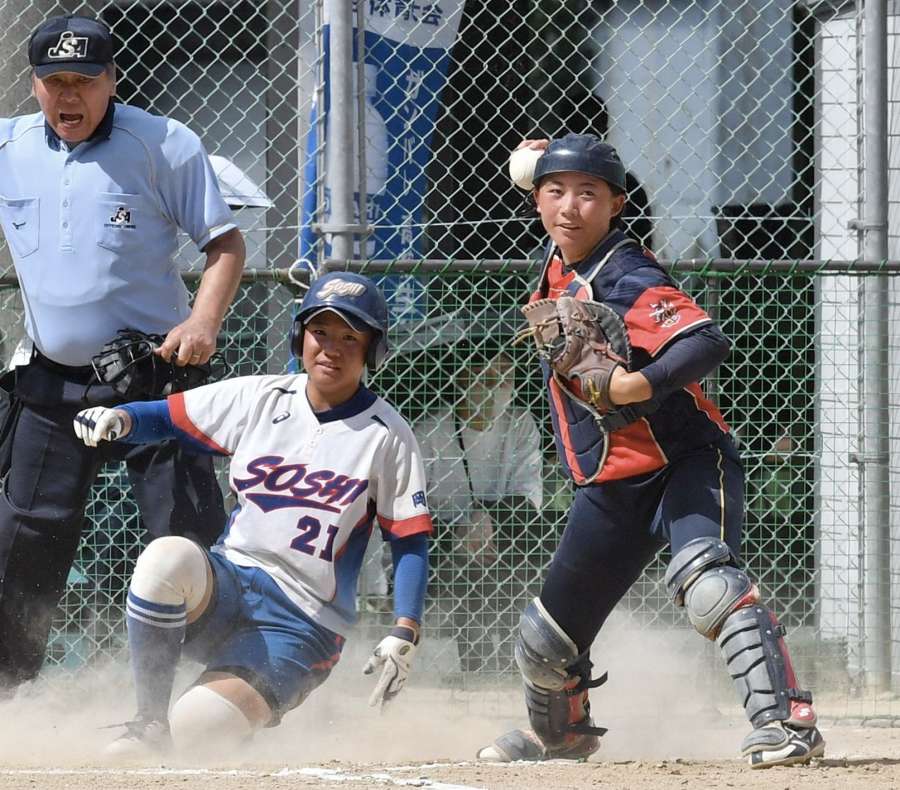 ２回表創志学園１死満塁、神村が本塁でアウトを奪う。捕手・星隈＝津山市加茂町スポーツセンター
