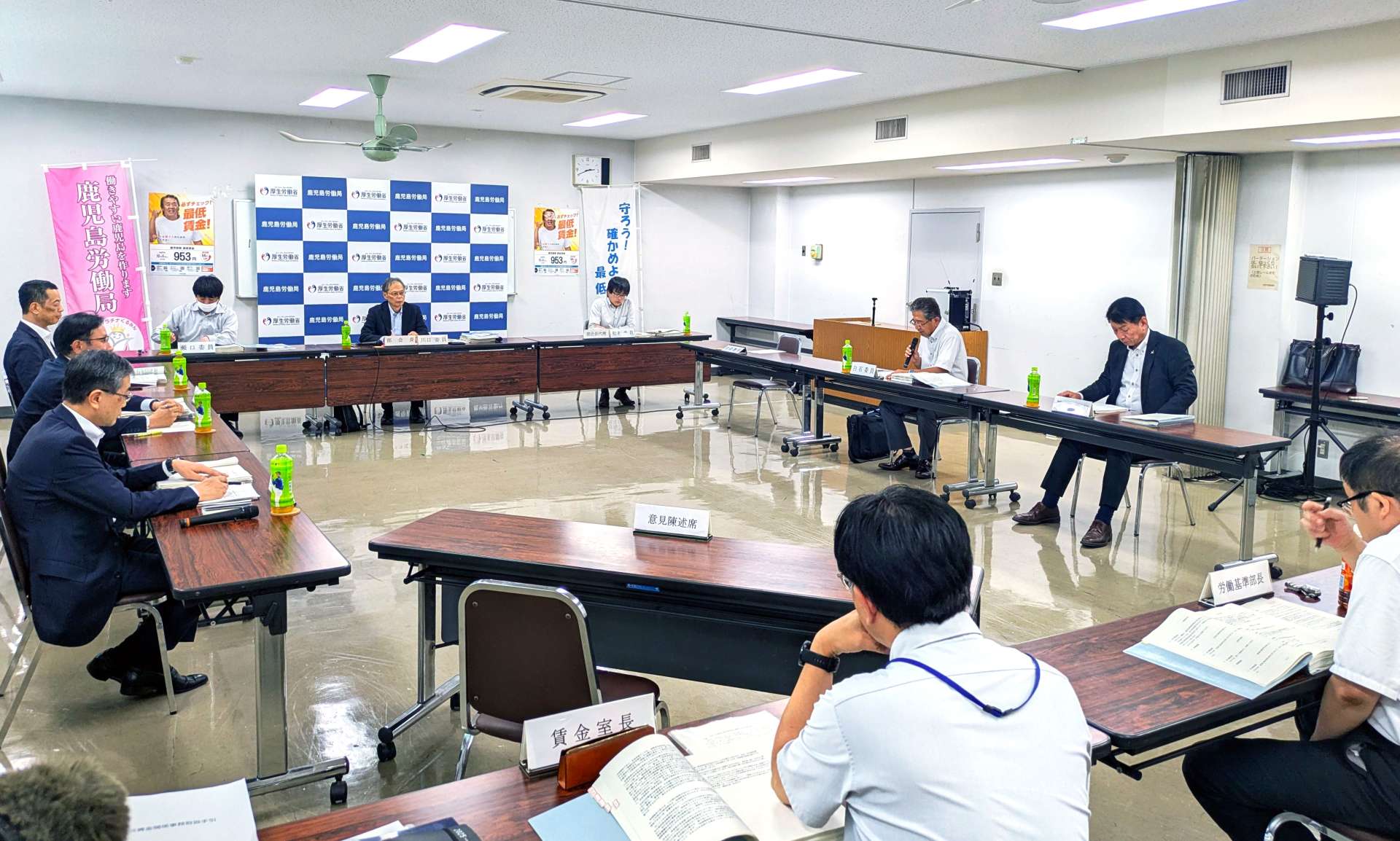 意見を述べる労働者側委員（右）＝２８日、鹿児島市山下町の鹿児島労働局