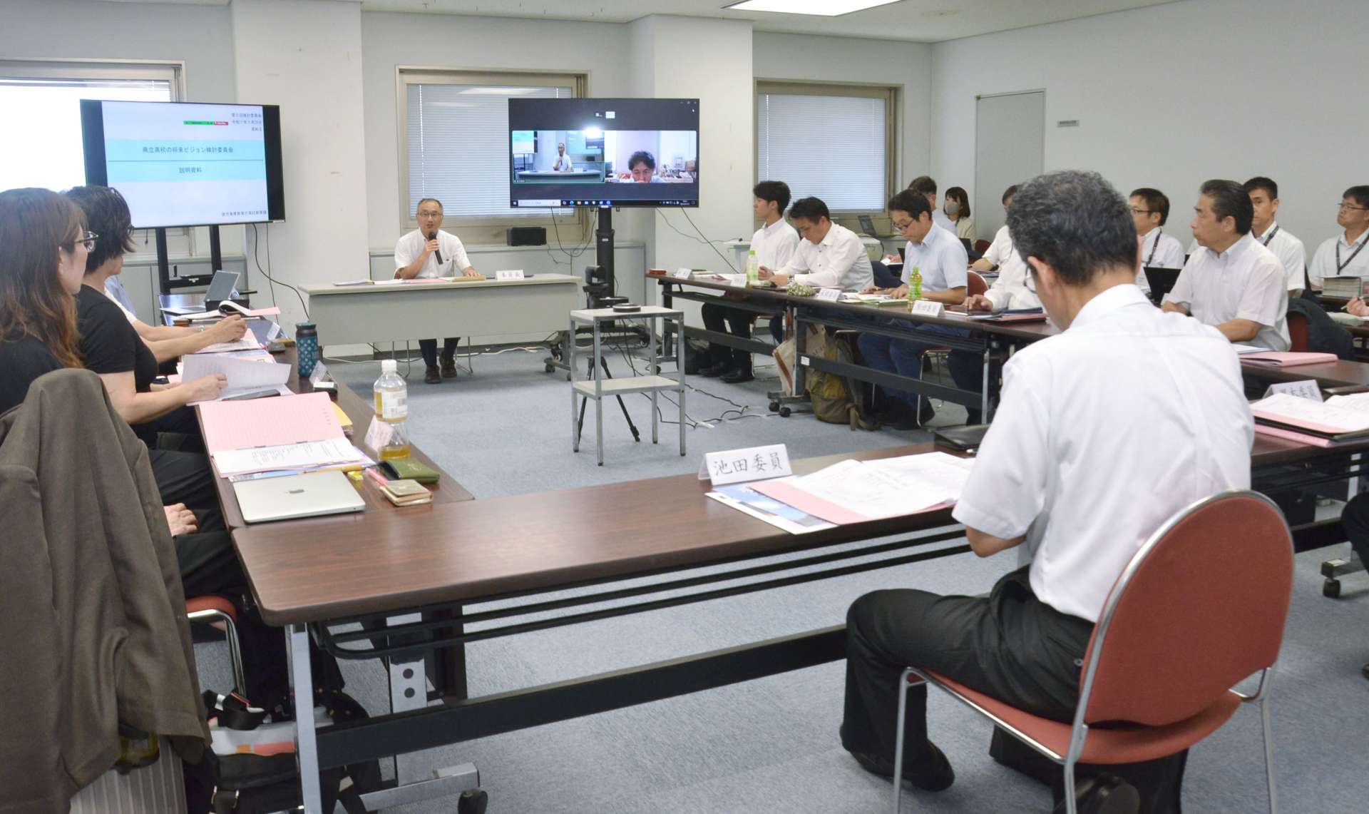 県立高校の将来ビジョン検討委員会で議論する委員ら＝２８日、鹿児島県庁