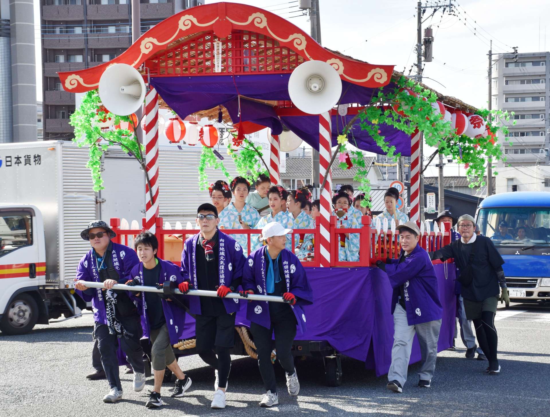 街中を練り歩く向田神社祇園祭の山車＝薩摩川内市鳥追町