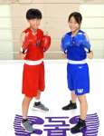 ボクシング女子競技に鹿児島県勢で初めて出場する松下莉子さん（左）と森西芽生さん＝鹿児島市の鹿児島工業高校