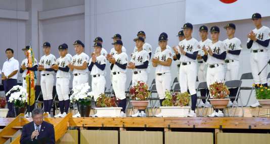 激励を受ける神村ナイン＝いちき串木野市の同校