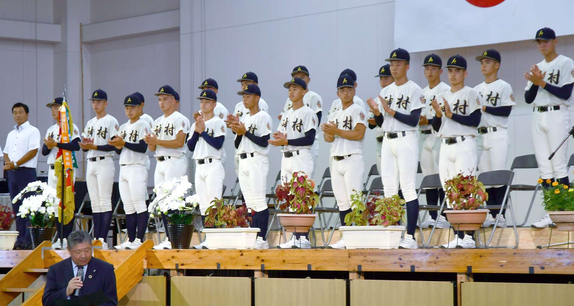 激励を受ける神村ナイン＝いちき串木野市の同校