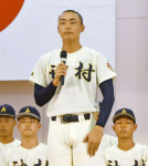「今年こそ壁乗り越える」壇上で挨拶する神村学園の今岡拓夢主将＝いちき串木野市の同学園