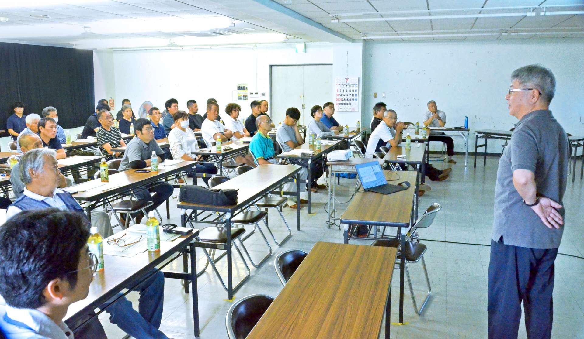 「ゲノミック評価」の特長などについて解説する坂元信一会長（右）＝１１日、薩摩川内市の入来公民館