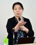 地震後の心のケアについて講演する高橋聡美さん＝２９日、鹿児島市の勤労青少年ホーム