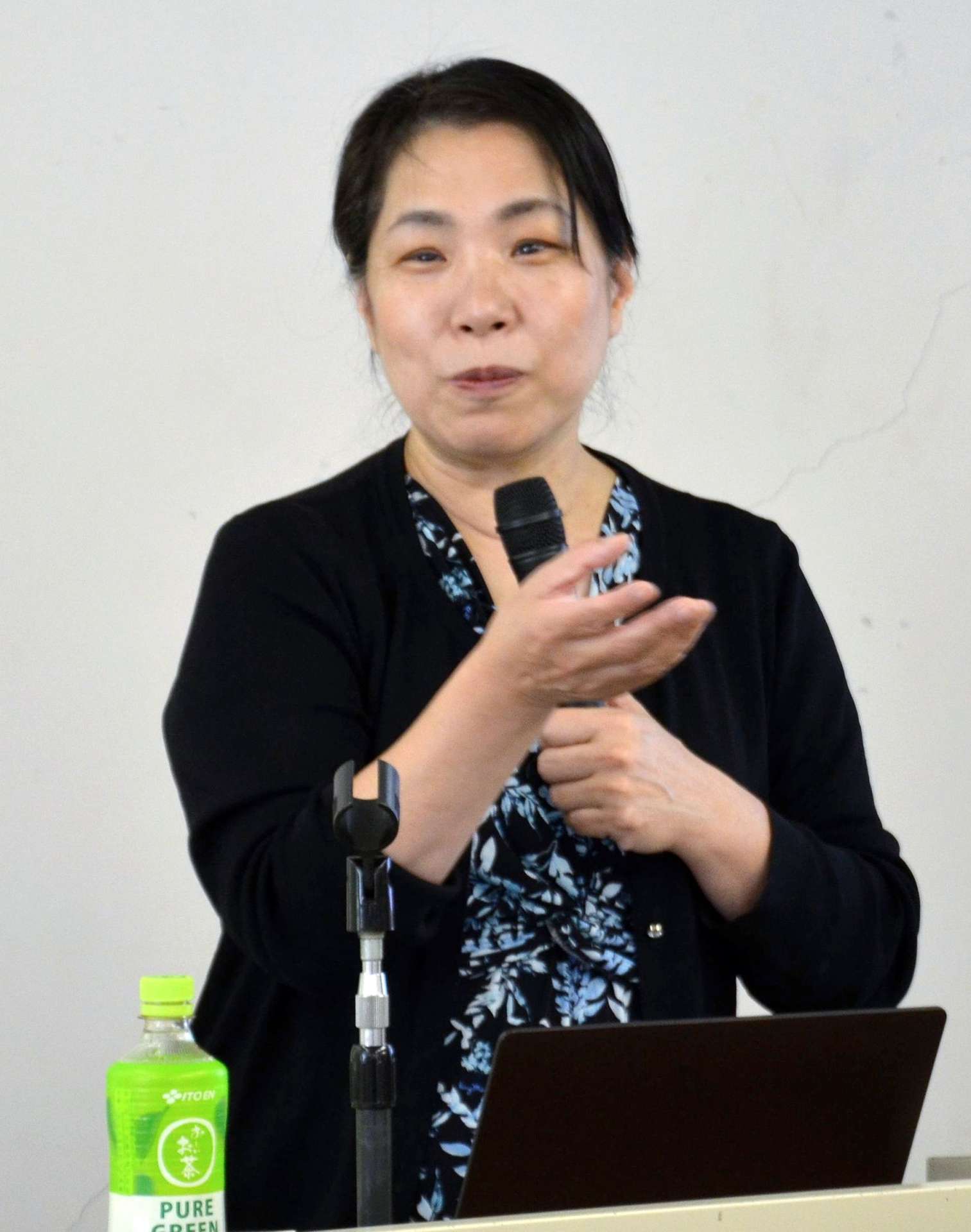 地震後の心のケアについて講演する高橋聡美さん＝２９日、鹿児島市の勤労青少年ホーム